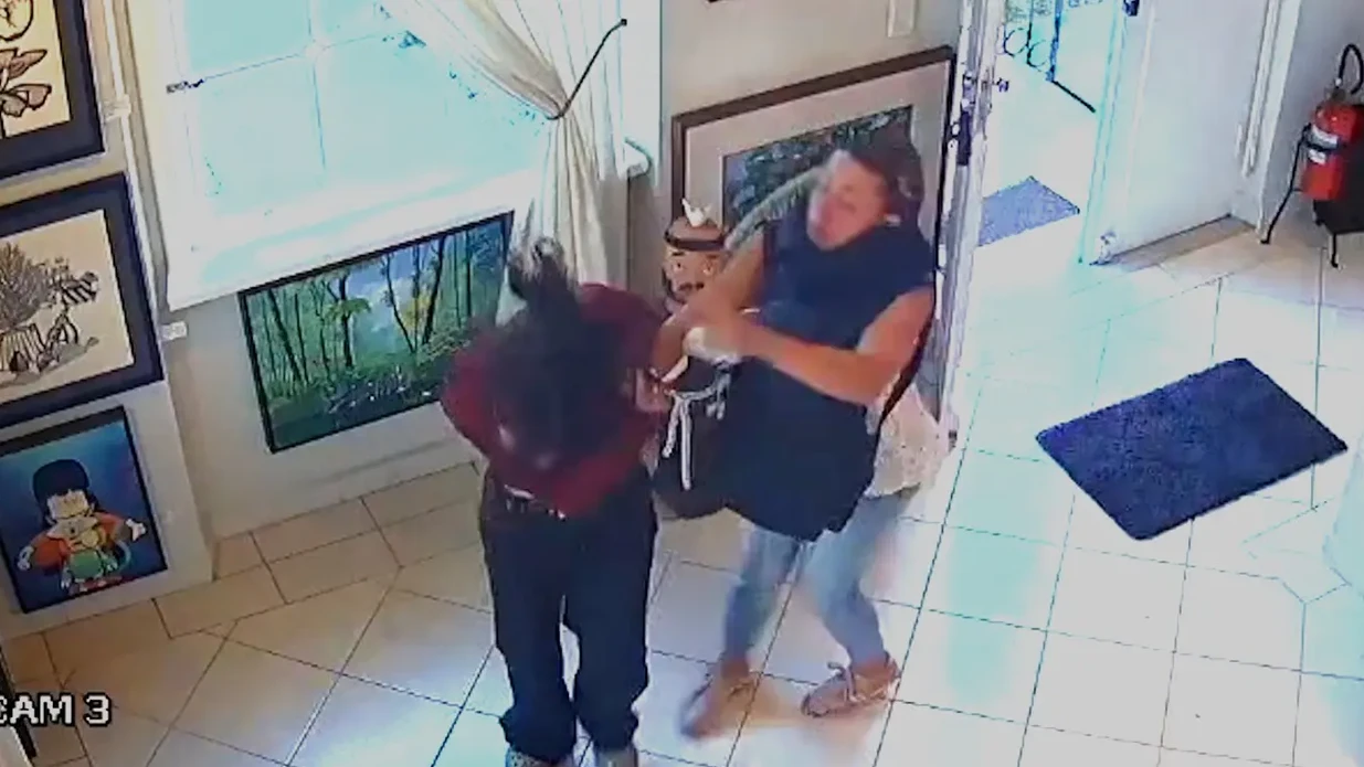 Imagem - Estudante de 18 anos é agredida na rua por estar sem sutiã: 'Você vai morrer'