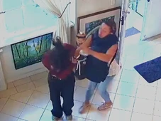 Imagem - Estudante de 18 anos é agredida na rua por estar sem sutiã: 'Você vai morrer'