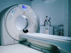 Imagem - Homem que usava cordão morre após ser puxado por máquina de ressonância magnética