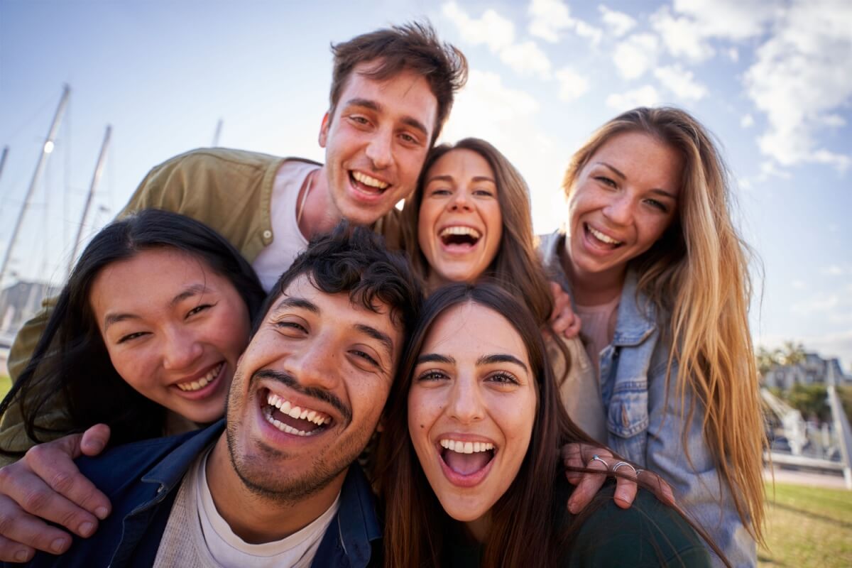 As amizades contribuem para o bem-estar emocional (Imagem: CarlosBarquero | Shutterstock) 