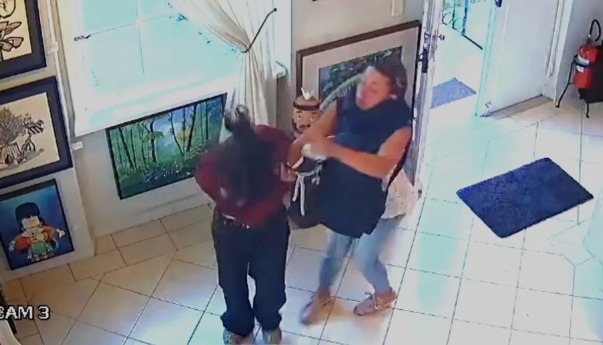Jovem foi agredida por estar sem sutiã