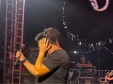 Imagem - VÍDEO: Cantor de banda de forró é atingido por lata de cerveja durante show