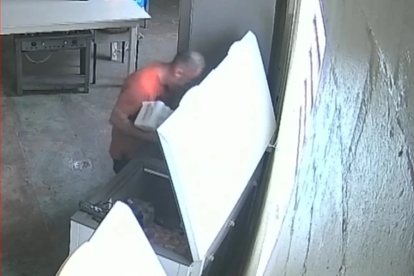 Ao invadir o imóvel, ele vai até o freezer onde encontra latas de cerveja por Reprodução