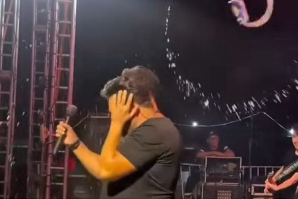 VÍDEO: Cantor de banda de forró é atingido por lata de cerveja durante ...