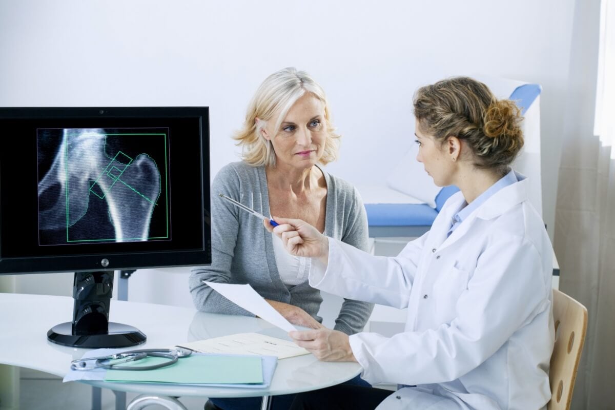 A carência de cálcio compromete funções essenciais e deve ser acompanhada por um profissional de saúde (Imagem: Image Point Fr | Shutterstock)