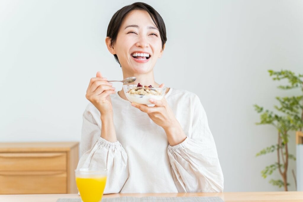 A combinação de nutrientes do iogurte fortalece as defesas do organismo e reduz infecções (Imagem: chaponta | Shutterstock)