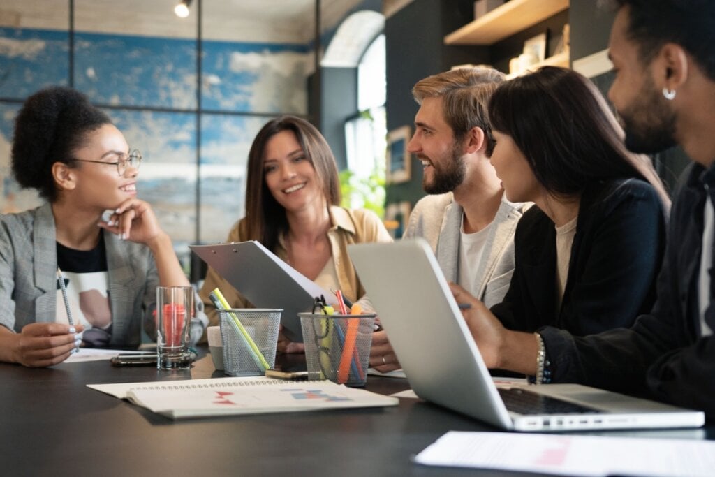Compartilhar seus resultados dentro da empresa é importante (Imagem: OPOLJA | Shutterstock)