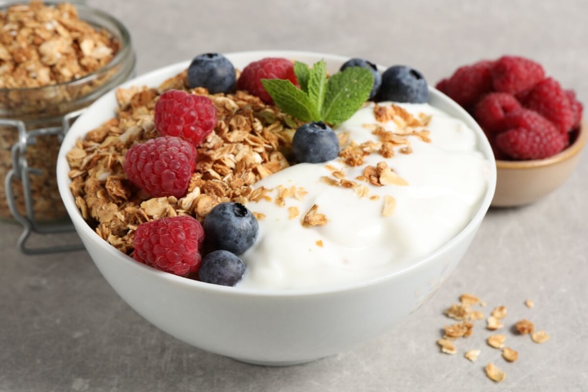 O iogurte é rico em nutrientes que trazem diversos benefícios para o bom funcionamento do organismo (Imagem: New Africa | Shutterstock)