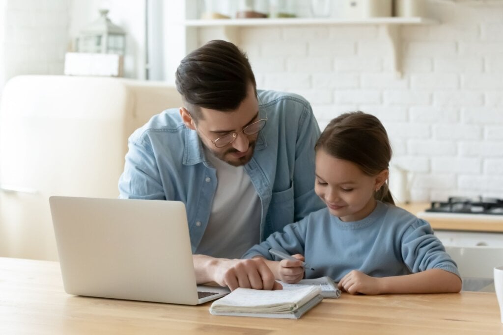 Optar por cadernos e blocos de notas, em vez de digitar, é uma boa forma de incentivar a escrita à mão  (Imagem: fizkes | Shutterstock) 
