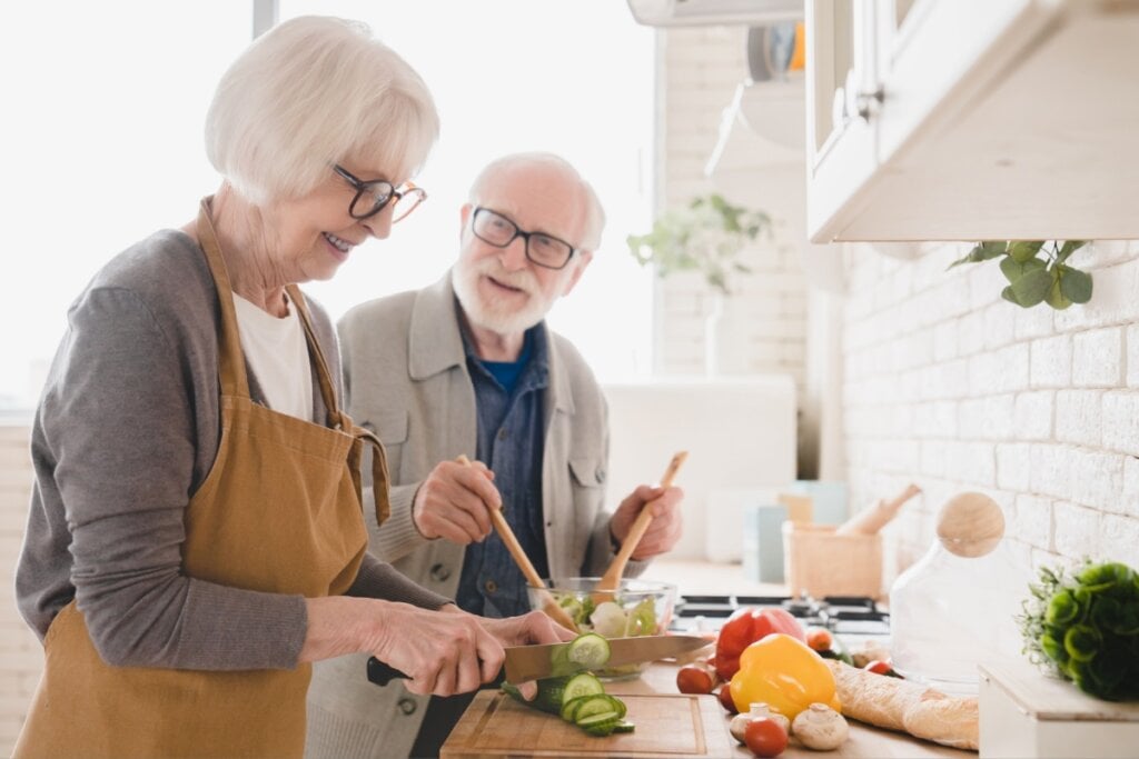 Os utensílios da cozinha devem estar dispostos na altura da cintura e dos olhos dos idosos (Imagem: Inside Creative House | Shutterstock)