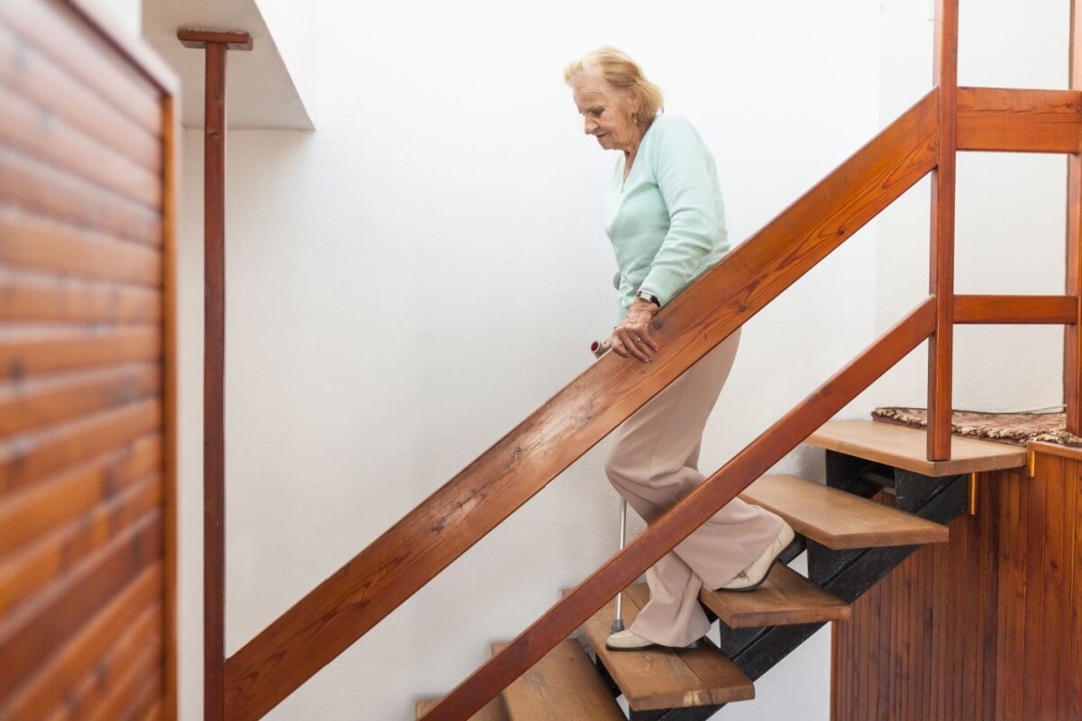 Pequenas atitudes ajudam a prevenir a queda de idosos em casa (Imagem: And-One | Shutterstock)