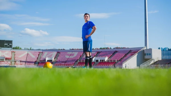 Especialistas e atletas debatem qual o melhor campo para o esporte mais popular do país