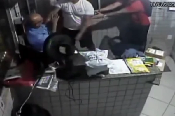 Homem foi flagrado agredindo porteiro 