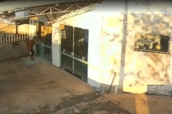 Homem foi flagrado quebrando a porta de vidro da Igreja Católica São José Operário por Reprodução