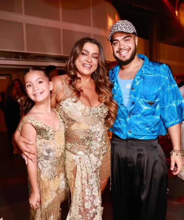 Preta entre a neta, Sol de Maria, e o filho, Francisco por Reprodução/Instagram