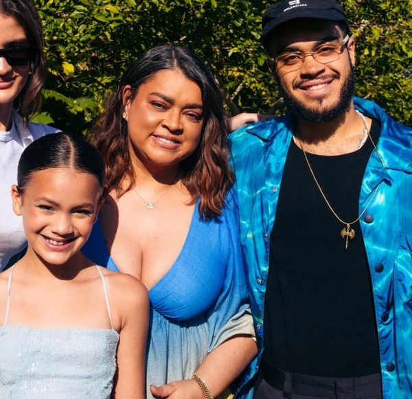 Preta entre a neta, Sol de Maria, e o filho, Francisco por Reprodução/Instagram
