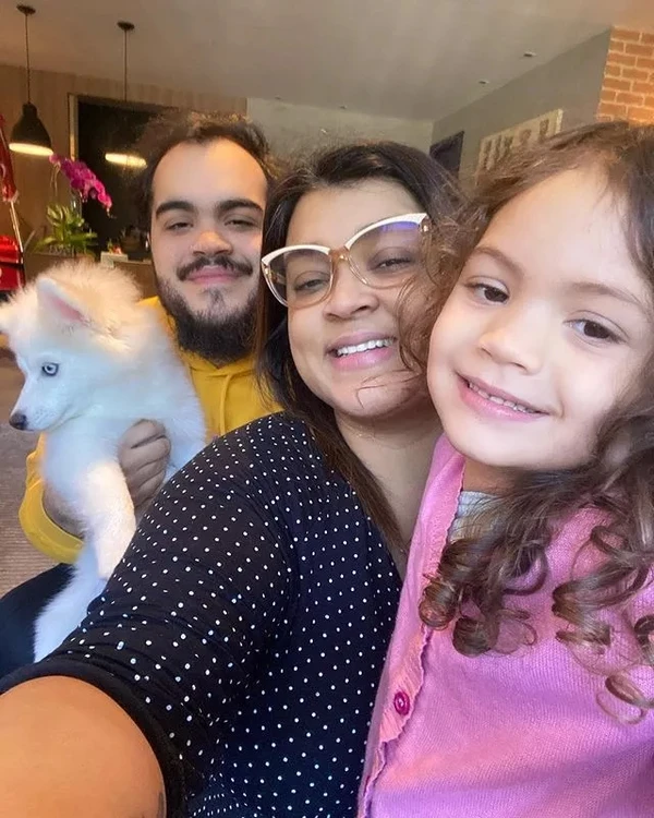 Preta entre o filho, Francisco, e a neta, Sol de Maria por Reprodução/Instagram