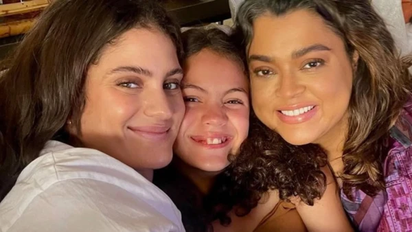 Preta Gil e a neta, Sol de Maria por Reprodução