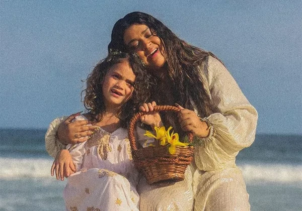 Preta Gil e a neta, Sol de Maria por Reprodução
