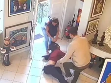 Imagem - Polícia abre investigação sobre caso de estudante atacada por estar sem sutiã: 'Sem-vergonha'