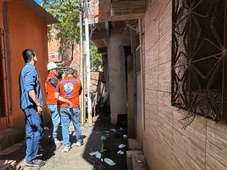 Imagem - Moradores são retirados de casa em Itapuã por risco de desabamento