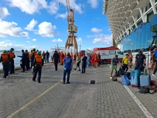 Imagem - Primeiros passageiros resgatados de catamarã passam por triagem em Salvador