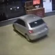 Imagem - Carro invade shopping e percorre 200 metros pelos corredores; veja vídeos