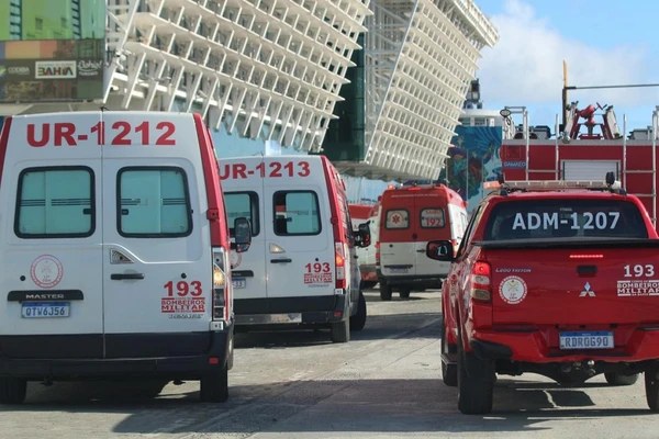 Ambulâncias do Samu e dos bombeiros ficaram a postos no Terminal Marítimo de Salvador por Divulgação CBMB