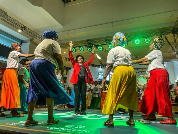 E apresentação de dança por Divulgação