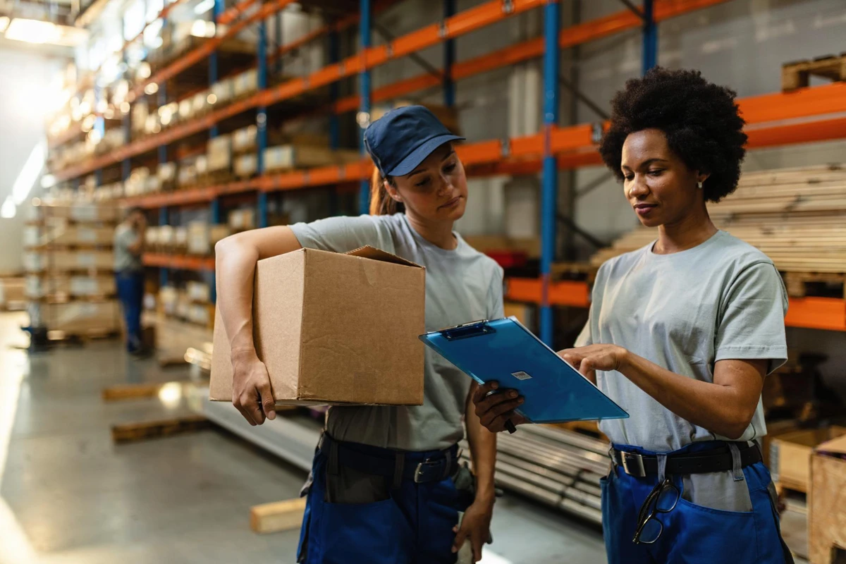 Assistentes de controle de materiais e estoquistas por Freepik