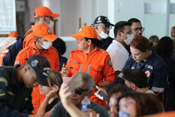 Bombeiros recebem os passageiros no Terminal Náutico de Salvador por Divulgação CBMB