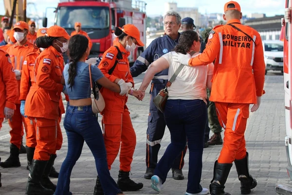 Bombeiros atuaram no socorro aos passageiros por Divulgação CBMB