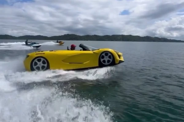 Carro aquático na praia da Ribeira por Reprodução/ Rede sociais/Davi Mattedi