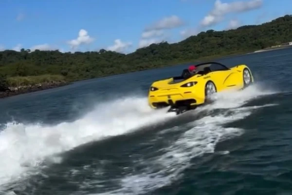 Carro aquático na praia da Ribeira