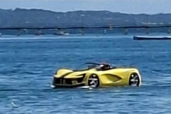 Carro aquático na praia da Ribeira por Reprodução/ Rede sociais