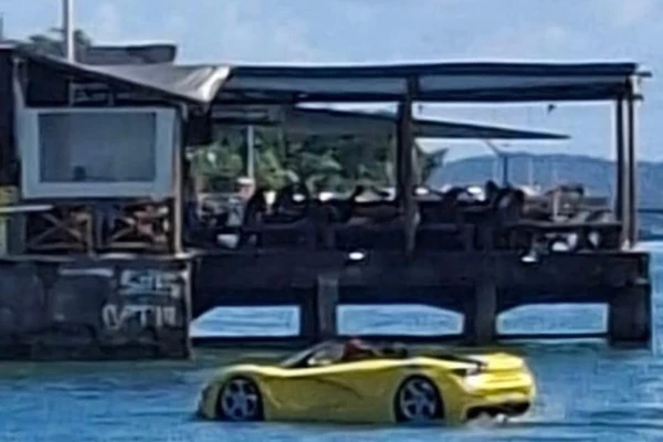 Carro aquático na praia da Ribeira por Reprodução/ Rede sociais