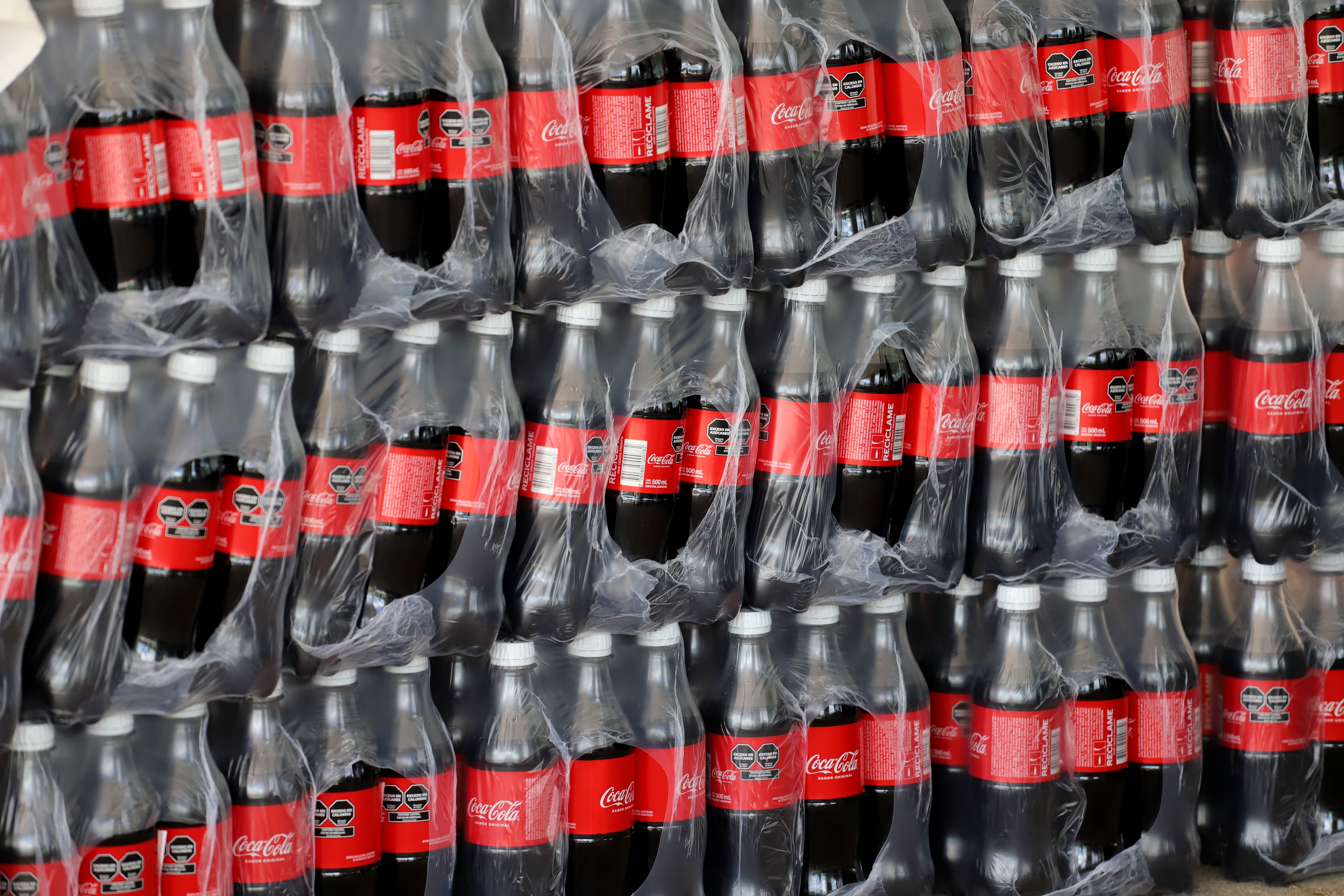 Coca-Cola anuncia mudança na fórmula nos EUA após pressão de Trump ...