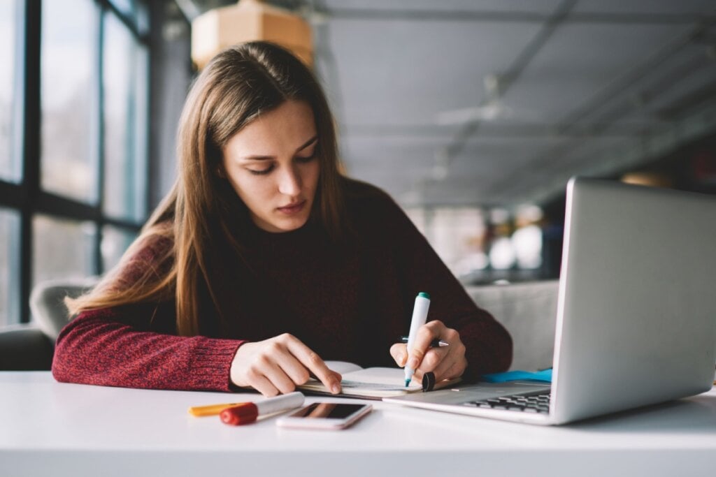 Estabelecer metas realistas ajuda a manter o ritmo de estudos e evita a procrastinação (Imagem: GalacticDreamer | Shutterstock)