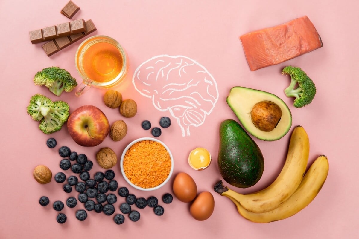 Manter uma alimentação equilibrada é essencial para a saúde do cérebro (Imagem: Svetlana Khutornaia | Shutterstock)