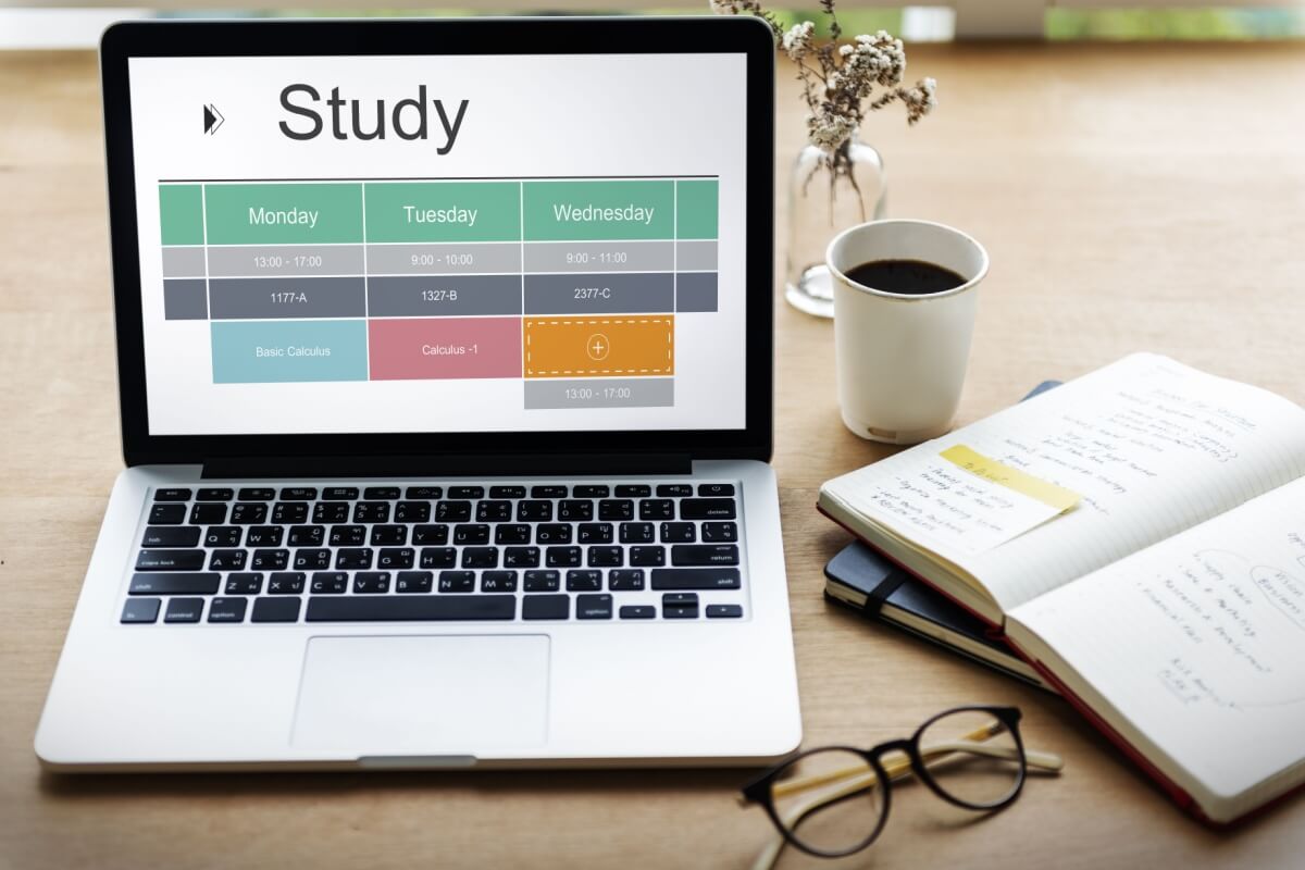 Um cronograma de estudos bem elaborado ajuda a manter a constância e a tranquilidade na preparação (Imagem: Rawpixel.com | Shutterstock)
