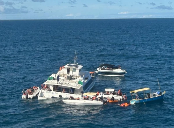 Embarcação da Biotur afunda parcialmente; passageiros aguardaram resgate