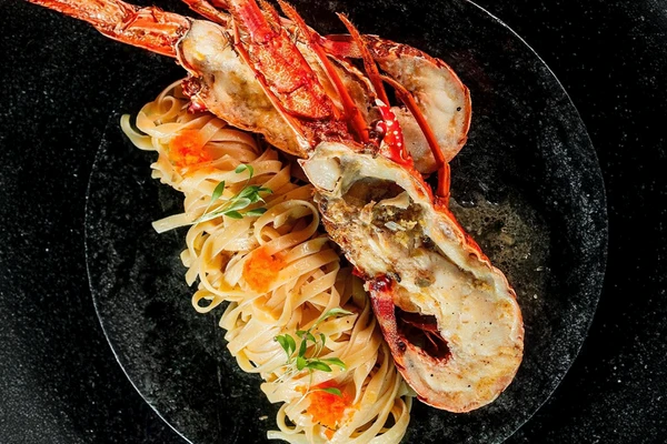 Lagosta ao forno com fettuccine 