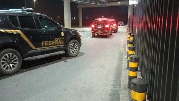 Líder de esquema que colocava etiquetas com identificação de passageiros em malas com drogas é preso por Divulgação