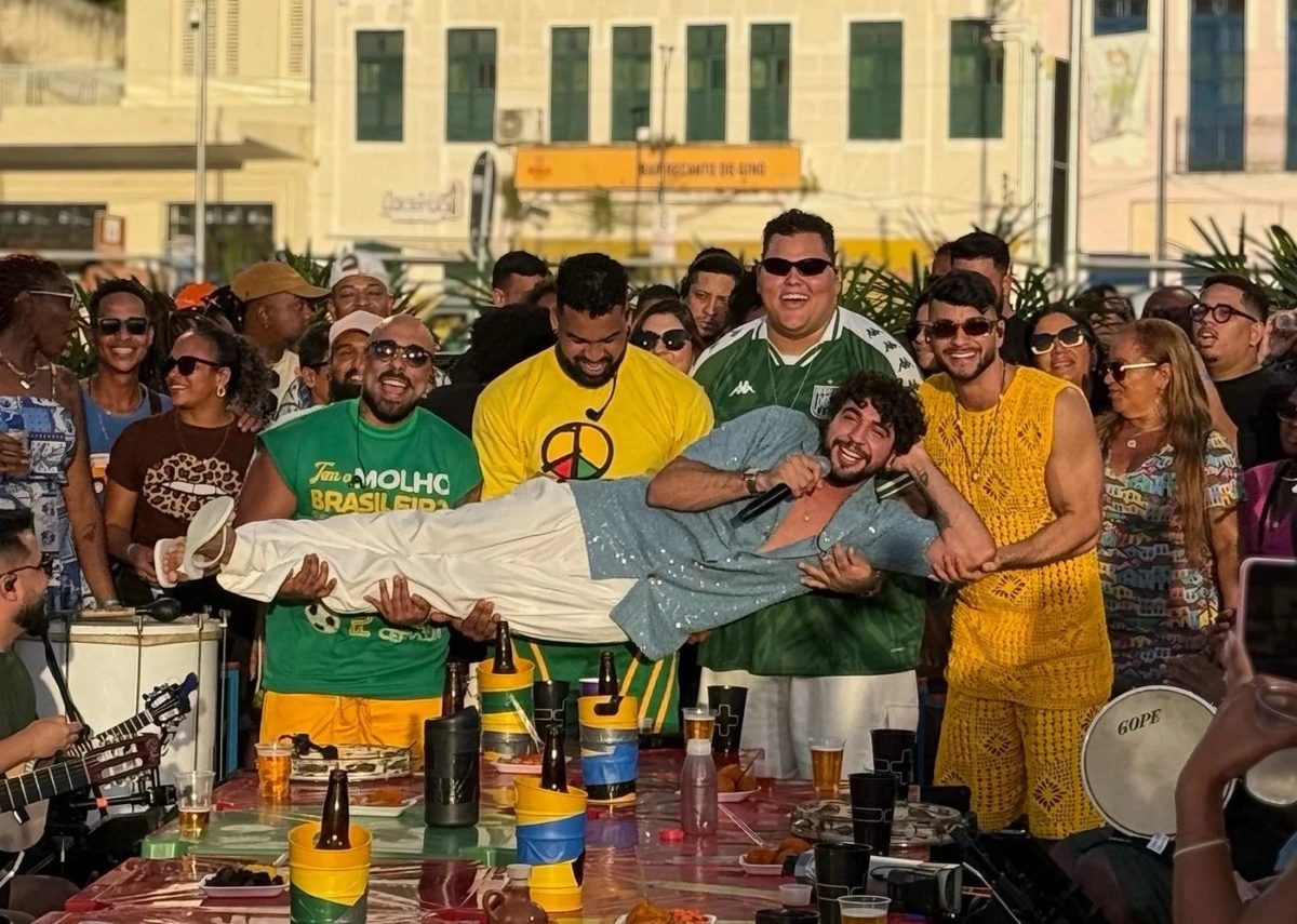 Nattan e grupo Menos é Mais gravaram música em frente ao Elevador lacerda