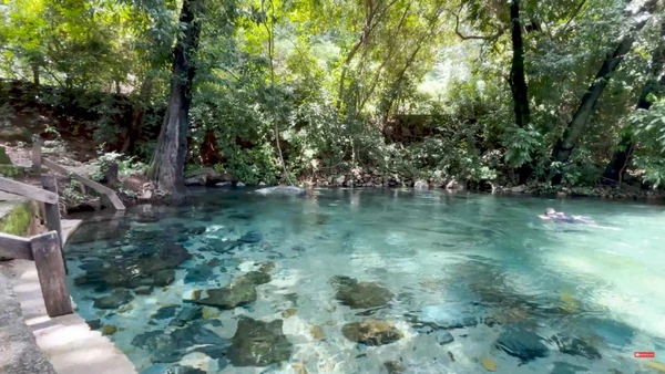 No coração do Tocantins, um rio com águas azul-turquesa forma um cenário paradisíaco de água doce