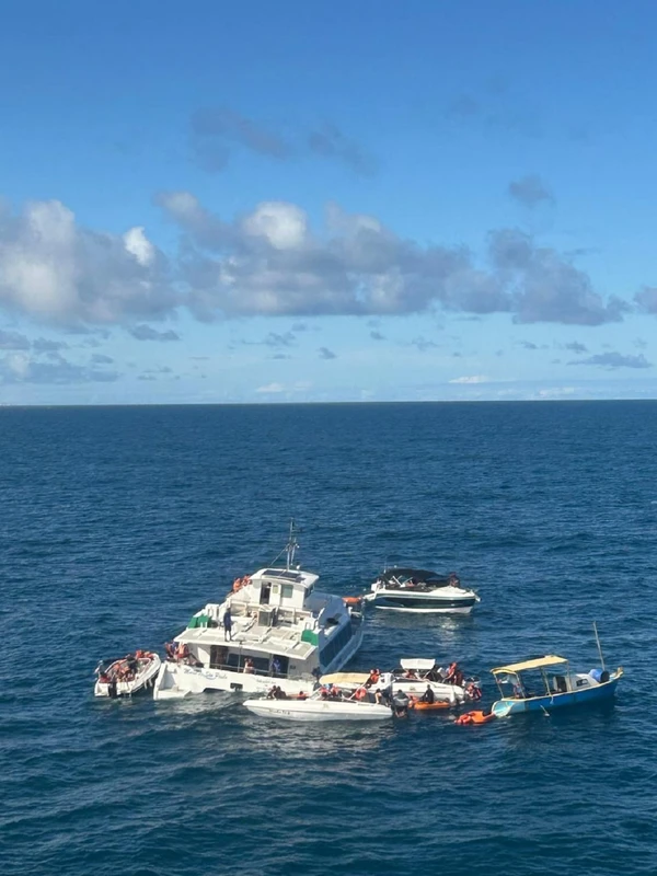 O catamarã da Biotur afundou parcialmente por Divulgação CBMB