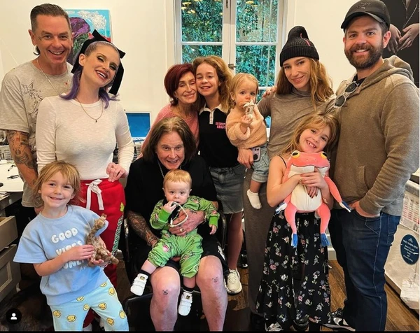 Ozzy Osbourne e sua família  por Reprodução 