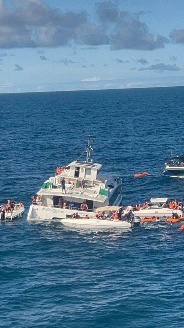 Passageiros foram colocados em botes e usaram salva-vidas por Divulgação CBMB