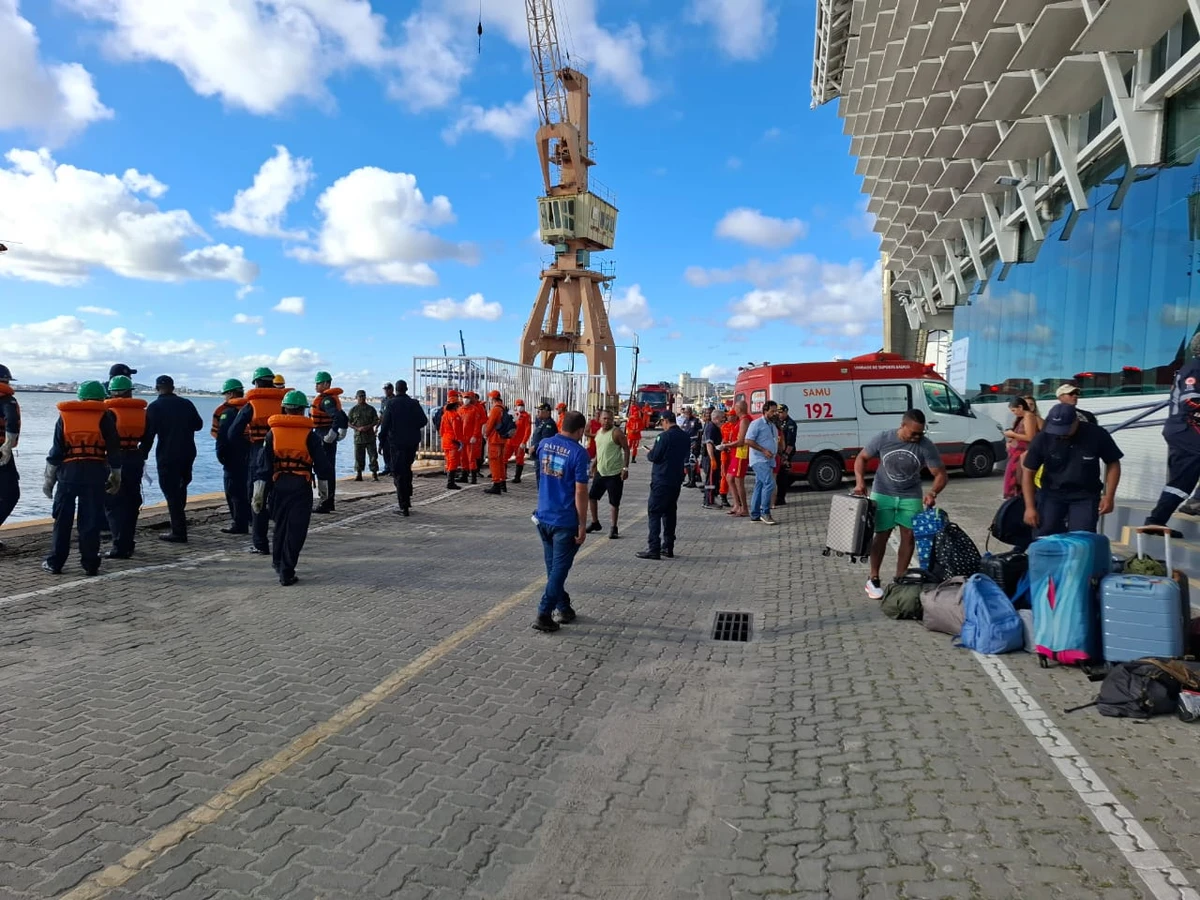 Passageiros resgatados são aguardados em Salvador