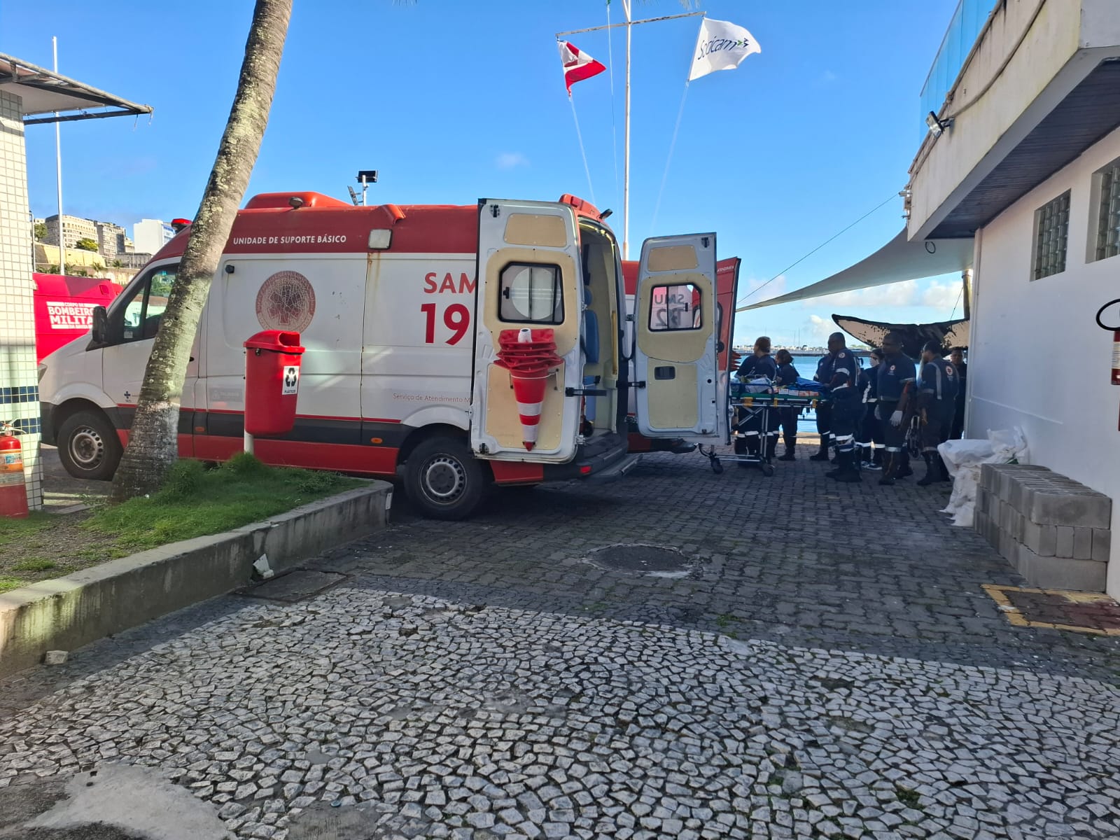 Passageiros resgatados são aguardados em Salvador por Gilberto Barbosa/CORREIO